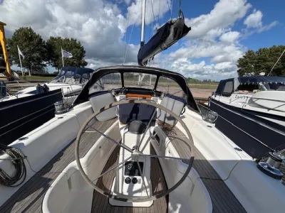 cockpit van zeiljacht met stuurwiel