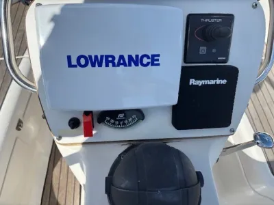 bedieningspaneel en navigatie-instrumenten op stuur