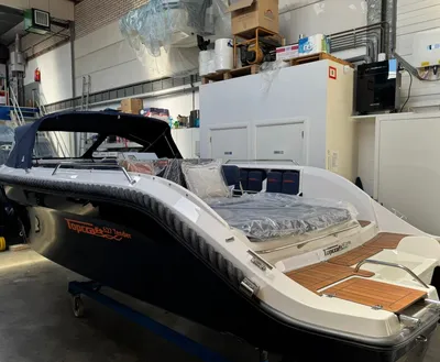 boot in opslaghal met zonnedek