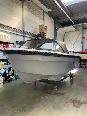 witte tender in hal op verrijdbare bok