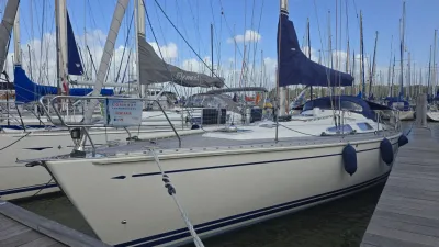 zeiljacht aangemeerd in jachthaven