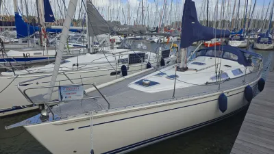 zeiljacht afgemeerd in jachthaven