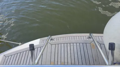 achterdek met zwemtrap en water