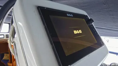 navigatiescherm op console van boot