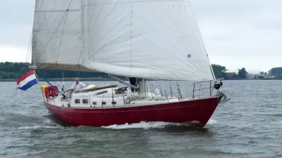 rood zeiljacht op open water