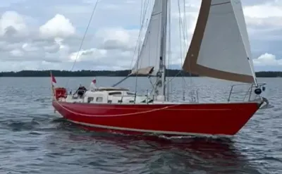 rood zeiljacht op open water