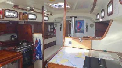 interieur zeiljacht met kombuis en kaarttafel