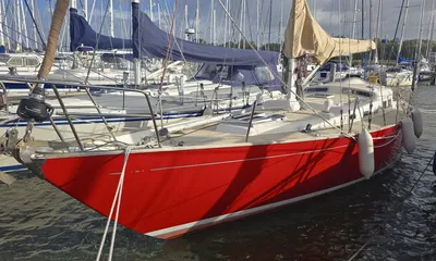 rood zeiljacht afgemeerd in jachthaven