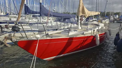 rood zeiljacht in een jachthaven