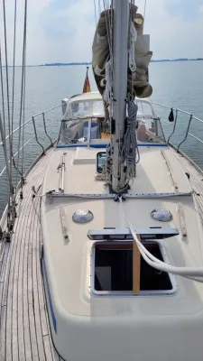 zicht op voorpunt en dek van zeiljacht