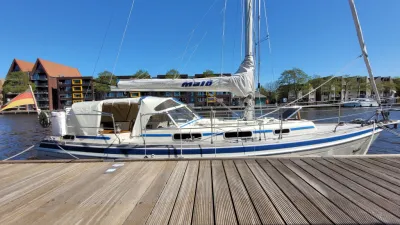 zeiljacht afgemeerd naast houten steiger