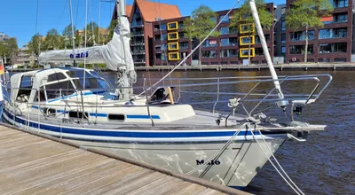 Zeiljacht afgemeerd bij een houten steiger