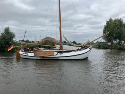 klassieke houten zeilboot op water
