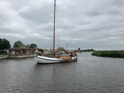 zeilboot aangemeerd in kanaal