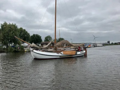 houten zeilboot op rustig water