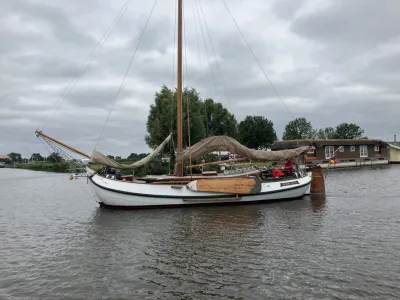 klassieke houten zeilboot op het water