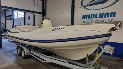 RIB op trailer in loods