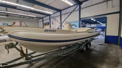 RIB op trailer in binnenhal