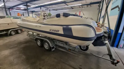 RIB-boot op trailer in binnenhal