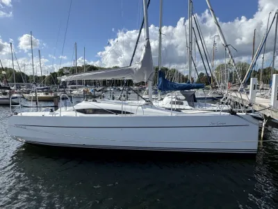 zeiljacht afgemeerd in jachthaven