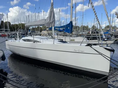 zeilboot afgemeerd in jachthaven