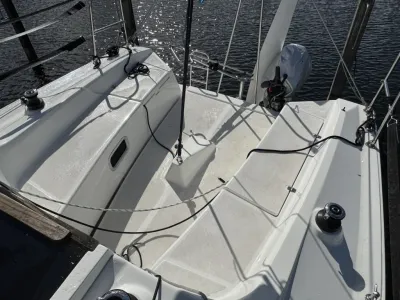 cockpit van zeiljacht met dekken en uitrusting