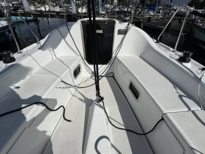 cockpit van zeiljacht met mast en lijnen