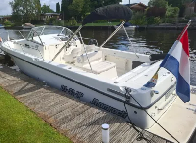 open motorboot aangemeerd bij steiger