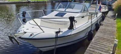 motorboot aangemeerd aan houten steiger