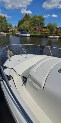 boordek en voorpunt van boot in kanaal
