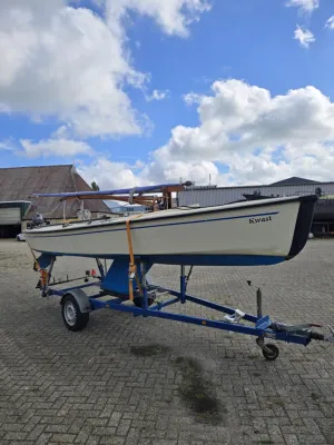 zeilboot op trailer op bedrijventerrein