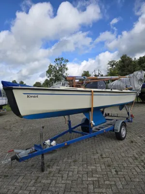 zeilboot op trailer op parkeerplaats