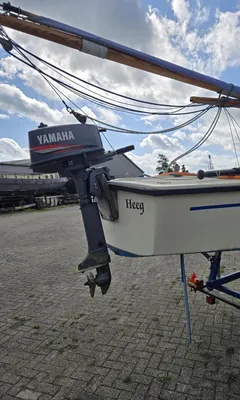 zeilboot op trailer met buitenboordmotor