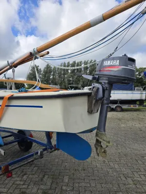 zeilboot op trailer met buitenboordmotor