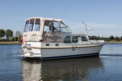 motorjacht op rustige rivier bij helder weer