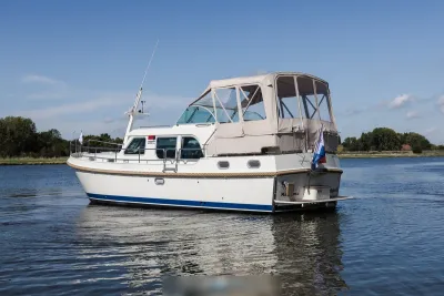 motorjacht op rustig water met kuiptent