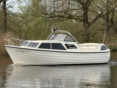 wit motorbootje op rustige rivier