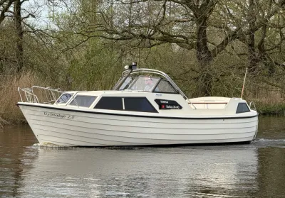 Witte motorboot op rustig water