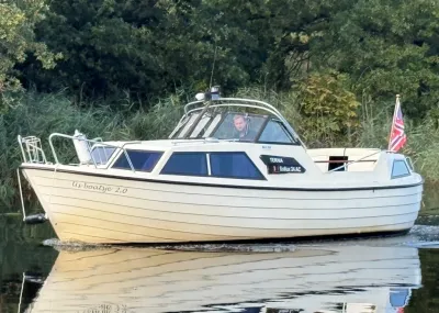 kleine kajuitboot op rustig water