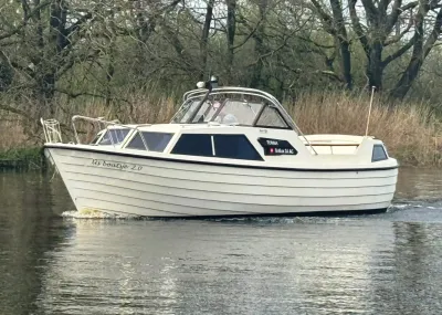 witte motorboot op rustig binnenwater