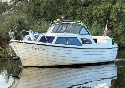 wit kajuitmotorboot op rustige waterweg