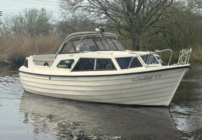 kleine kajuitboot op rustig water
