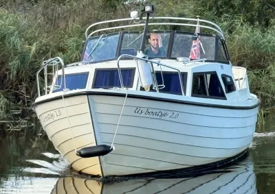 wit motorjacht op rivier