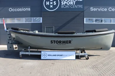 Boot op trailer voor een bedrijfspand