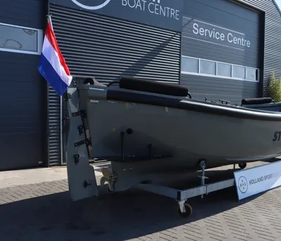 reddingsboot op trailer buiten