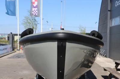 vooraanzicht van een boot op trailer buiten