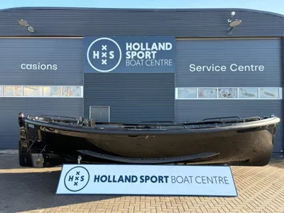 zwarte boot op bok voor servicecentrum
