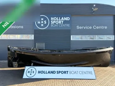 zwarte boot op bok voor servicecentrum