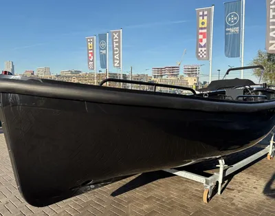 zwarte boot op trailer in jachthaven