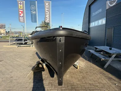 voorkant van een boot op trailer in buitenruimte